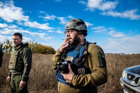 Téléchargez les photos : Ukraine, Kherson - 19 octobre 2022 Jan Husar sur la ligne de front de Kherson, cet éminent journaliste, photographe et grand reporter couvre la guerre en Ukraine et dans les zones de conflit - en image libre de droit
