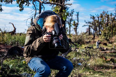 Foto de Ucrania, Kherson - 19 de octubre de 2022 Lenka Klicperova, esta destacada periodista y fotógrafa cubre la guerra en Ucrania, Sus fotos de alta calidad son una referencia en el mundo del fotoperiodismo - Imagen libre de derechos