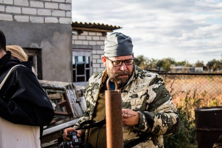 Foto de Ucrania, Kherson - 19 de octubre de 2022 Jan Husar en la primera línea de Kherson, este destacado periodista, fotógrafo y gran reportero cubre la guerra en Ucrania y en las zonas de conflicto - Imagen libre de derechos