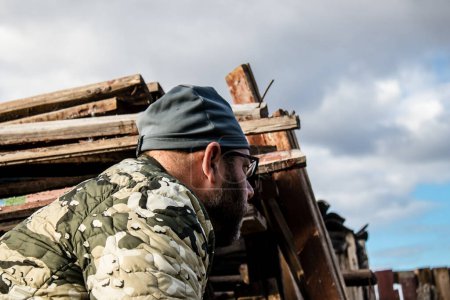 Téléchargez les photos : Ukraine, Kherson - 19 octobre 2022 Jan Husar sur la ligne de front de Kherson, cet éminent journaliste, photographe et grand reporter couvre la guerre en Ukraine et dans les zones de conflit - en image libre de droit