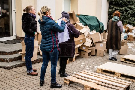 Foto de Voluntarios que trabajan en el centro de refugiados Dnipro Caritas. Caritas Ucrania proporciona ayuda humanitaria y apoya a las comunidades afectadas por los impactos a largo plazo del conflicto entre Ucrania y Rusia, incluidos los suministros de emergencia, la educación y la salud. - Imagen libre de derechos