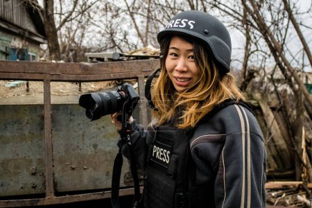 Foto de Retrato de Ashley Chan, este destacado periodista y fotógrafo cubre la guerra en Ucrania. Trabaja en el frente y muestra una inmensa compostura para cubrir la situación. Sus fotos de alta calidad son un referente en el mundo del fotoperiodismo en - Imagen libre de derechos