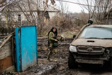 Foto de El ejército ucraniano está posicionado en Terny en el Donbass en Ucrania, este es el frente, el ejército ruso ha invadido Ucrania y se están produciendo feroces combates en esta región que se ha convertido en un campo de batalla. - Imagen libre de derechos