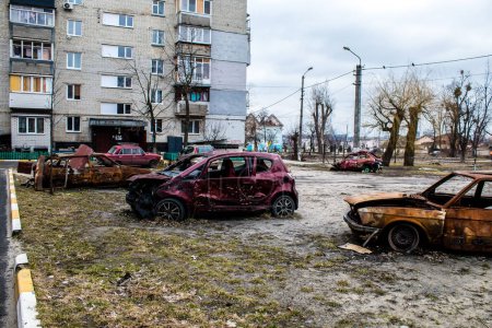 Téléchargez les photos : Détruite de véhicules civils à Irpin, une banlieue de Kiev. La ville qui a joué un rôle crucial dans la bataille de Kiev. - en image libre de droit