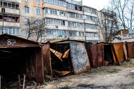 Foto de Destruyeron garajes en Hostomel, un suburbio de Kiev. Este lugar fue bombardeado por el ejército ruso y totalmente quemado - Imagen libre de derechos