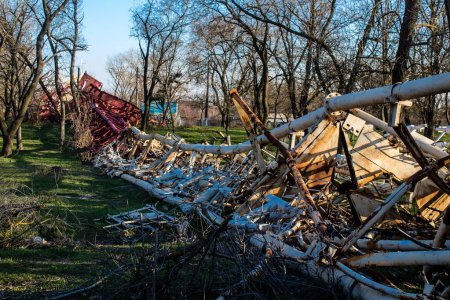 Foto de Antena de televisión ucraniana destruida por el ejército ruso, las infraestructuras de Kherson son objetivos privilegiados. Los bombardeos en la ciudad son constantes. - Imagen libre de derechos