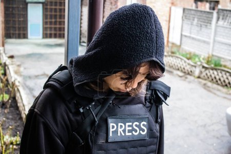 Téléchargez les photos : Ashley Chan, cette éminente photojournaliste, couvre la guerre en Ukraine. Elle travaille sur le front et fait preuve d'un immense calme pour couvrir la situation. Ses photos de haute qualité sont une référence dans le monde du photojournalisme en zone de conflit. - en image libre de droit