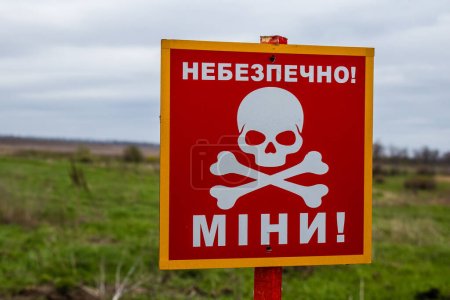 Foto de Vasylenkove, Ucrania - 20 abr 2023 Varias minas antitanque, antipersonal y explosivas rusas recolectadas por desminadores. Un gran número de explosivos defensivos y de ataque son utilizados por el ejército ruso. Sus explosivos son un peligro para la población - Imagen libre de derechos