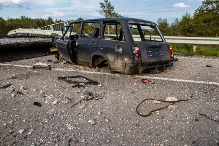 Téléchargez les photos : Sur la route de Lyman, une voiture civile a été détruite par des soldats russes devant le pont qui a été délibérément détruit par l'armée ukrainienne pour empêcher les envahisseurs russes d'avancer vers la route de Lyman. Les civils sont de nombreuses victimes collatérales de - en image libre de droit