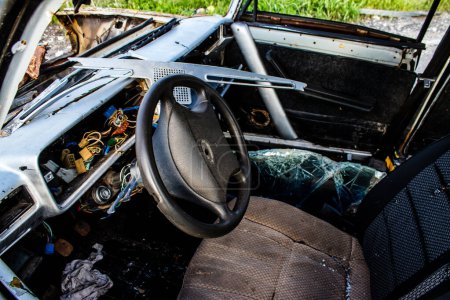 Téléchargez les photos : Sur la route de Lyman, une voiture civile a été détruite par des soldats russes devant le pont qui a été délibérément détruit par l'armée ukrainienne pour empêcher les envahisseurs russes d'avancer vers la route de Lyman. Les civils sont de nombreuses victimes collatérales de - en image libre de droit