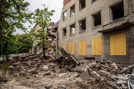Foto de Sloviansk, Ucrania - 08 de mayo de 2023 Un edificio en una zona residencial de Sloviansk fue golpeado duramente por un misil balístico ruso. El daño es considerable y afortunadamente no hubo víctimas. Las infraestructuras civiles son objetivos primordiales - Imagen libre de derechos