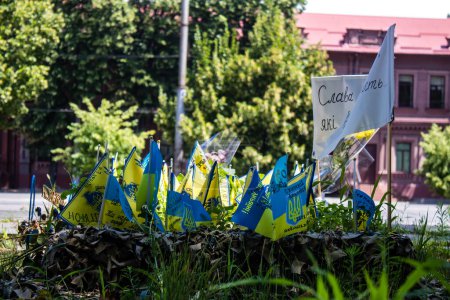 Téléchargez les photos : Zaporizhia, Ukraine - 08 juillet 2023 Mémorial des soldats tombés au combat situé à Zaporizhia, une ville sur la rivière Dniepr dans le sud-est. - en image libre de droit
