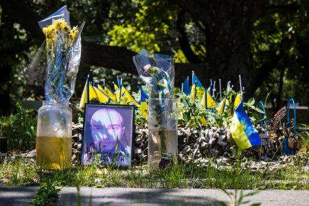 Téléchargez les photos : Zaporizhia, Ukraine - 08 juillet 2023 Mémorial des soldats tombés au combat situé à Zaporizhia, une ville sur la rivière Dniepr dans le sud-est. - en image libre de droit
