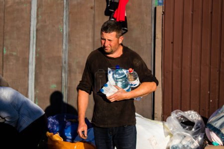 Téléchargez les photos : Les quelques civils résidant dans le village de Cam'yanka en Ukraine reçoivent de l'aide d'organisations humanitaires. Les gens vivent sans eau ni électricité. L'armée russe a été chassée par les Ukrainiens après plusieurs mois d'occupation. - en image libre de droit