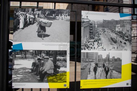 Foto de Exposición de fotos frente a la embajada polaca representada por carteles que abordan el tema del antiguo Kiev y su apoyo al pueblo ucraniano. - Imagen libre de derechos