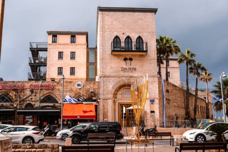 Téléchargez les photos : Tel Aviv, Israël - 6 décembre 2023 Paysage urbain du quartier de Jafa à Tel Aviv, une ville emblématique où la culture juive et arabe se mêlent. - en image libre de droit