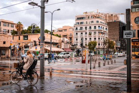 Téléchargez les photos : Tel Aviv, Israël - 6 décembre 2023 Paysage urbain du quartier de Jafa à Tel Aviv, une ville emblématique où la culture juive et arabe se mêlent. - en image libre de droit