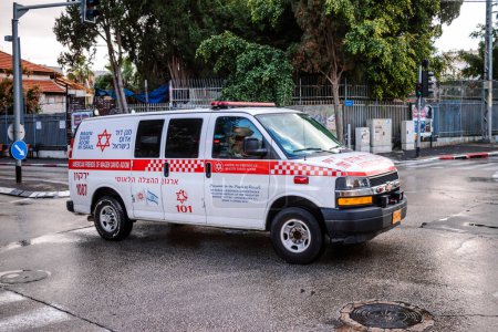 Téléchargez les photos : Tel Aviv, Israël - 6 décembre 2023 Ambulance israélienne roulant dans les rues de Tel Aviv en Israël. - en image libre de droit