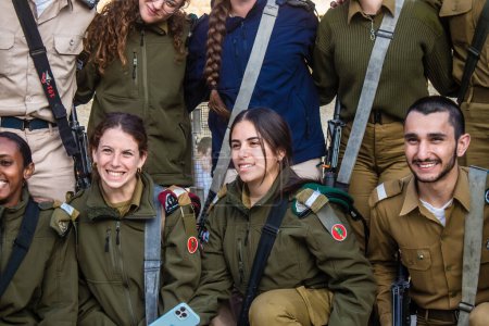 Foto de Jerusalén, Israel 27 de diciembre de 2023 Ceremonia de inducción para los recién graduados de la Escuela de Oficiales de Tzáhal. Los soldados vienen de diferentes batallones y después de dos meses de entrenamiento son nombrados oficiales. - Imagen libre de derechos