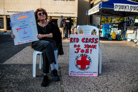 Foto de Tel Aviv, Israel - 31 de diciembre de 2023 Ciudadana israelí protesta contra la Cruz Roja, cree que la organización mundial no está haciendo lo necesario para apoyar a los rehenes judíos secuestrados - Imagen libre de derechos