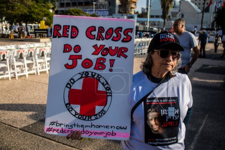 Foto de Tel Aviv, Israel - 31 de diciembre de 2023 Ciudadana israelí protesta contra la Cruz Roja, cree que la organización mundial no está haciendo lo necesario para apoyar a los rehenes judíos secuestrados - Imagen libre de derechos