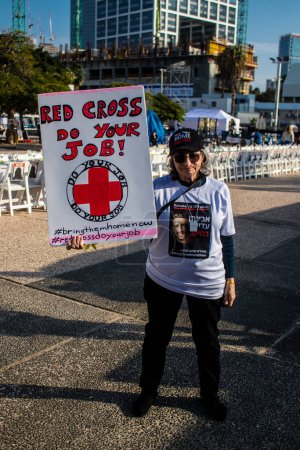 Foto de Tel Aviv, Israel enero 2, 2024 Una ciudadana israelí se manifiesta contra la Cruz Roja, cree que la organización mundial no está haciendo lo necesario para apoyar a los rehenes judíos secuestrados por Hamas y encarcelados en la Franja de Gaza - Imagen libre de derechos