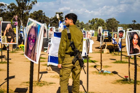 Téléchargez les photos : Re 'im, Israël 5 janvier 2024 Des soldats israéliens viennent rendre hommage à ceux qui ont été tués lors de l'attaque terroriste contre le festival NOVA qui a eu lieu le 7 octobre 2023 à quelques kilomètres de Gaza dans le sud d'Israël - en image libre de droit