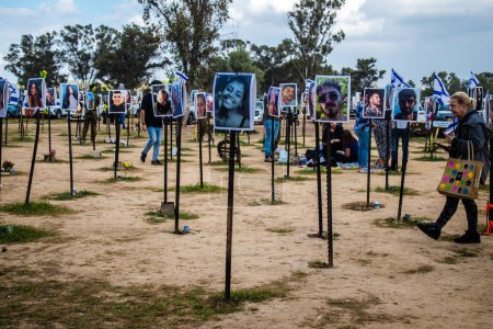 Foto de Re 'im, Israel 5 de enero de 2024 Memorial compuesto por fotos de jóvenes israelíes muertos durante el ataque terrorista contra el Festival NOVA que tuvo lugar el 7 de octubre de 2023 a pocos kilómetros de Gaza en el sur de Israel cerca del Kibbutz de Reim - Imagen libre de derechos