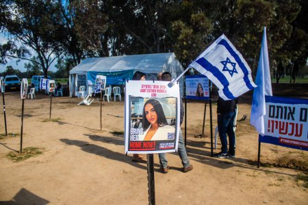 Téléchargez les photos : Re 'im, Israël 5 janvier 2024 Mémorial composé de photos de jeunes Israéliens tués lors de l'attaque terroriste contre le festival NOVA qui a eu lieu le 7 octobre 2023 à quelques kilomètres de Gaza dans le sud d'Israël près du Kibboutz de Reim - en image libre de droit