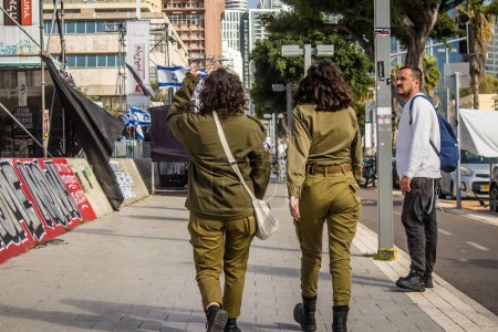 Foto de Tel Aviv, Israel - 10 de enero de 2024 Soldados israelíes caminando por las calles de Tel Aviv, una ciudad emblemática e icónica de Israel - Imagen libre de derechos