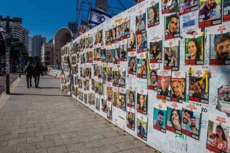 Téléchargez les photos : Tel Aviv, Israël - 16 janvier 2024 Des affiches du visage des otages enlevés par le Hamas lors de l'attaque terroriste du 7 octobre 2023 sont exposées dans les rues de Tel Aviv - en image libre de droit