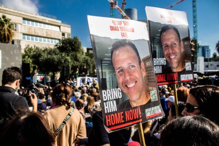 Téléchargez les photos : Tel Aviv, Israël, 7 février 2024 Des membres français du CRIF et des représentants de la famille se rendent sur la place des Hostages pour rendre hommage aux victimes françaises du Hamas lors de l'attaque terroriste du 7 octobre 2023 - en image libre de droit