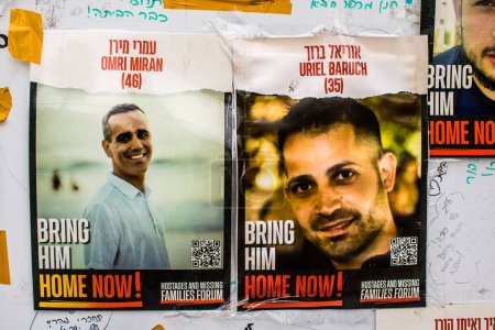Foto de Tel Aviv, Israel, 18 de febrero de 2024 Carteles que muestran los rostros de los rehenes secuestrados por Hamas durante el ataque terrorista del 7 de octubre de 2023 se exhiben en las calles de Tel Aviv - Imagen libre de derechos