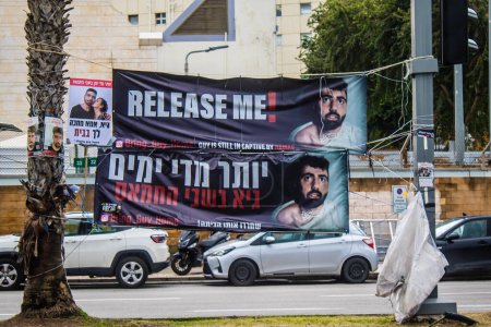 Foto de Tel Aviv, Israel, 18 de febrero de 2024 Carteles que muestran los rostros de los rehenes secuestrados por Hamas durante el ataque terrorista del 7 de octubre de 2023 se exhiben en las calles de Tel Aviv - Imagen libre de derechos
