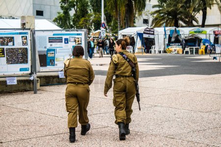 Foto de Tel Aviv, Israel, 18 de febrero Mujeres soldados israelíes caminando por las calles de Tel Aviv, una ciudad emblemática e icónica de Israel - Imagen libre de derechos