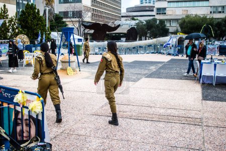 Foto de Tel Aviv, Israel, 18 de febrero Mujeres soldados israelíes caminando por las calles de Tel Aviv, una ciudad emblemática e icónica de Israel - Imagen libre de derechos