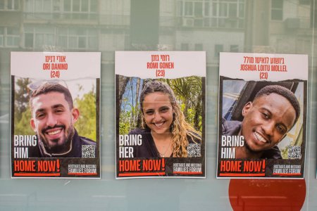 Foto de Tel Aviv, Israel, 20 de febrero de 2024 Carteles que muestran los rostros de los rehenes secuestrados por Hamas durante el ataque terrorista del 7 de octubre de 2023 se exhiben en las calles de Tel Aviv - Imagen libre de derechos