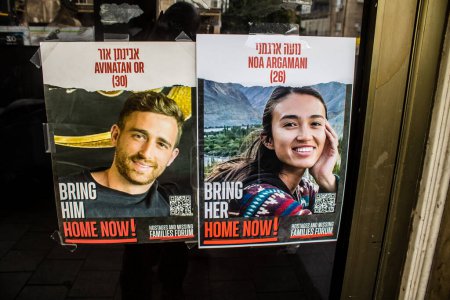 Foto de Tel Aviv, Israel, 20 de febrero de 2024 Carteles que muestran los rostros de los rehenes secuestrados por Hamas durante el ataque terrorista del 7 de octubre de 2023 se exhiben en las calles de Tel Aviv - Imagen libre de derechos
