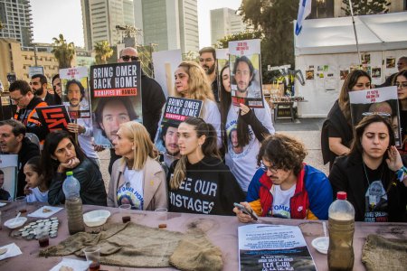 Téléchargez les photos : Tel Aviv, Israël, 24 février 2024 Les familles des otages participent ce samedi à la cérémonie du Chabbat sur la place des Hostages, un lieu où les gens se rassemblent en mémoire de ceux qui sont détenus par le Hamas - en image libre de droit