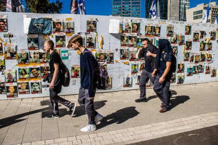 Foto de Tel Aviv, Israel, 4 de marzo de 2024 Carteles que muestran los rostros de los rehenes secuestrados por Hamas durante el ataque terrorista del 7 de octubre de 2023 se exhiben en las calles de Tel Aviv - Imagen libre de derechos