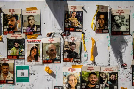 Foto de Tel Aviv, Israel, 4 de marzo de 2024 Carteles que muestran los rostros de los rehenes secuestrados por Hamas durante el ataque terrorista del 7 de octubre de 2023 se exhiben en las calles de Tel Aviv - Imagen libre de derechos