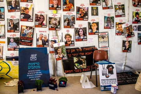 Téléchargez les photos : Tel Aviv, Israël, 4 mars 2024 Place des Hostages devant le Musée d'Art de Tel Aviv, un lieu où les gens se rassemblent en mémoire des personnes enlevées et détenues prisonnières par le Hamas dans la bande de Gaza - en image libre de droit