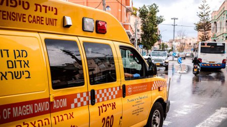 Téléchargez les photos : Tel Aviv, Israël - 6 décembre 2023 Ambulance israélienne roulant dans les rues de Tel Aviv en Israël. - en image libre de droit