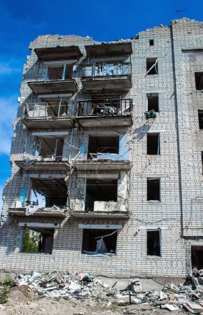 Photo for Izyum, Ukraine, May 21, 2023 Damaged building located in the town of Izyum. Civilian infrastructures are the privileged target of the Russian army. Russia invaded Ukraine and heavy fighting took place in this area - Royalty Free Image