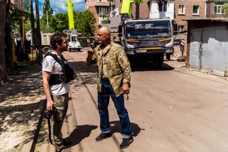 Kharkiv, Ucrania, 01 de junio 2024 Joseph Roche, este notable periodista franco-belga radicado en Kiev, que cubre la guerra de invasión de Rusia en Ucrania, está reportando las secuelas de un edificio destruido ubicado en Kharkiv.