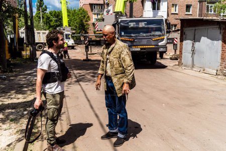 Joseph Roche, dieser bemerkenswerte französisch-belgische Journalist aus Kiew, der über Russlands Invasionskrieg in der Ukraine berichtet, berichtet über die Nachwirkungen eines zerstörten Gebäudes in Charkiw.