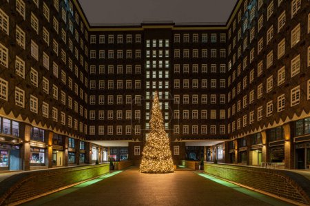 Téléchargez les photos : Chilehaus dans le quartier Kontorhaus avec sapin de Noël, Hambourg, Allemagne. Temps de l'Avent par Chilehaus à Hambourg . - en image libre de droit