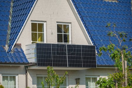 Balkon-Solarkraftwerk umweltfreundlich, um erneuerbare Energien zu nutzen. Solaranlage auf einem Balkon, um grüne elektrische Energie für zu Hause zu erzeugen. Balkonkraftwerk.