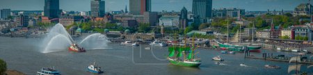 Foto de Paraíso de salida de barcos para el 834º Hafengeburtstag en Hamburgo. Salida desfile de barcos altos en Hamburgo, Alemania, Europa. - Imagen libre de derechos