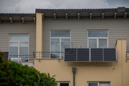 Foto de Balcón estación de energía solar respetuosa del medio ambiente para el uso de energía renovable. Planta solar en un balcón para generar energía eléctrica verde para el hogar. - Imagen libre de derechos